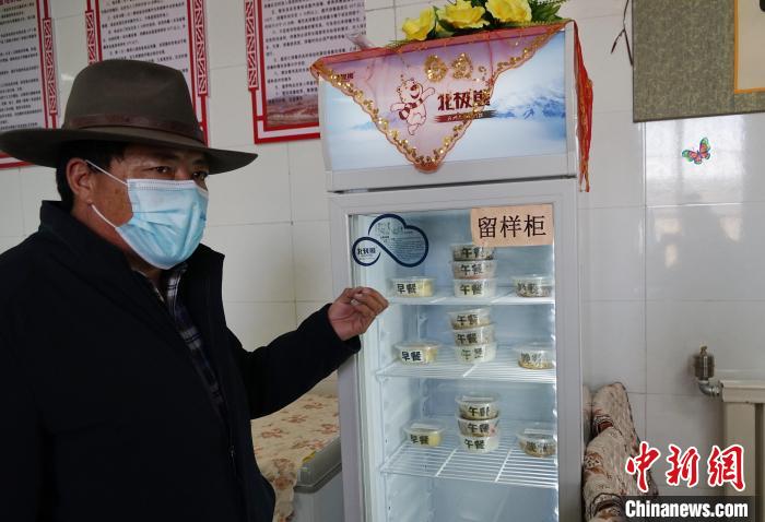 圖為敬老院院長德高介紹，老人們的三餐均有留樣記錄?！●R銘言 攝