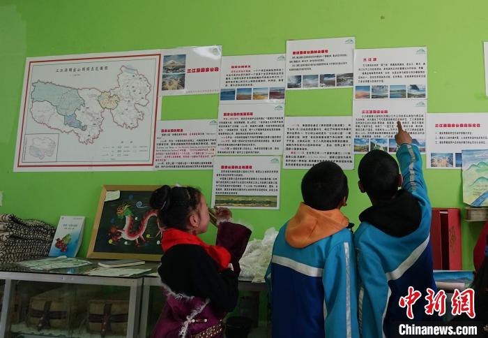 圖為學(xué)生在生態(tài)課堂上了解三江源國家公園知識?！●R銘言 攝