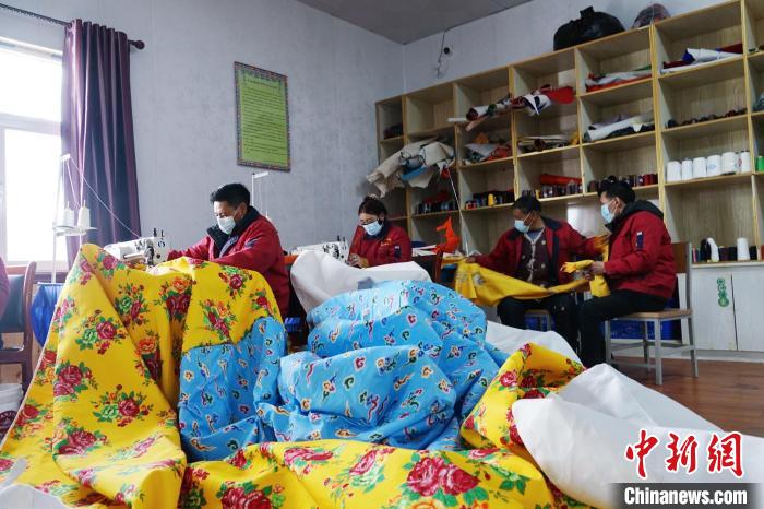 圖為工人們正在制作帳篷。　馬銘言 攝