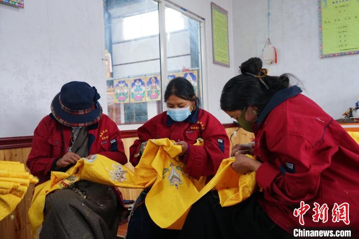 圖為工人正在制作哈達。　馬銘言 攝