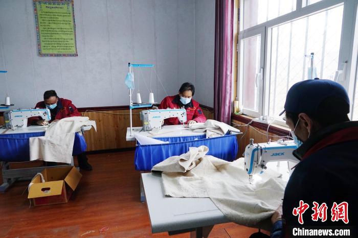 圖為員工正在制作藏服?！●R銘言 攝