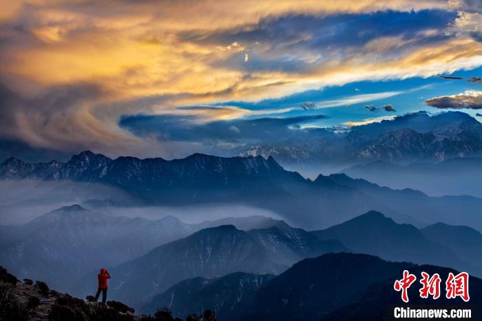 攝影家鏡頭里的牛背山:《極目遠眺》 康銳平 攝