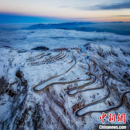 雪后的牛背山山頂和崎嶇的公路。　李凱 攝