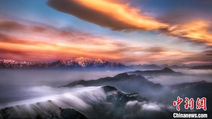 牛背山霞光?！∥挠宴?攝