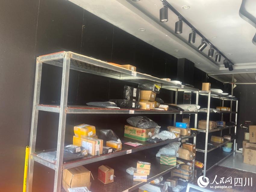 縣城自提點包裹。諸葛輝攝