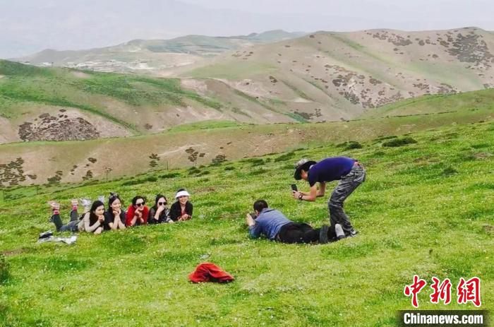 圖為民眾在草原留影?！⑿憔?　攝