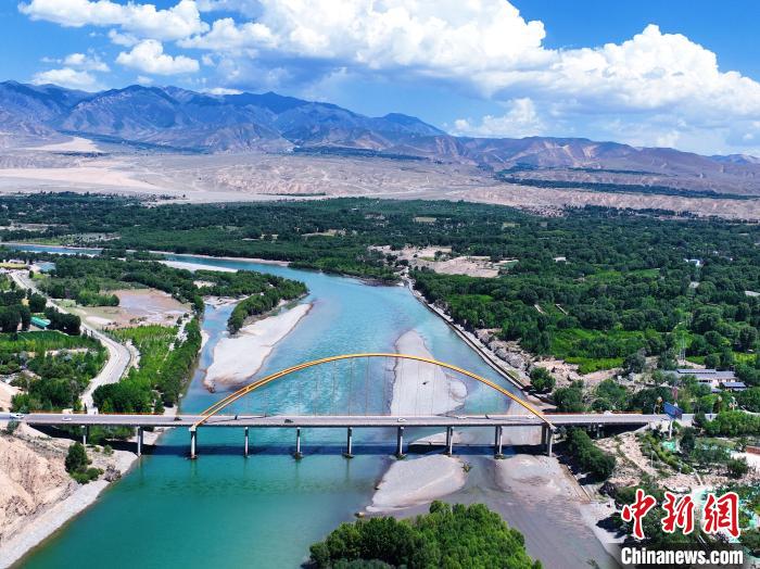 航拍貴德縣黃河岸畔綠意盎然?！●R銘言 攝