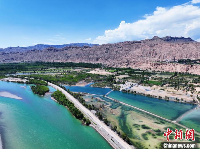 航拍貴德縣黃河岸畔綠意盎然?！●R銘言 攝