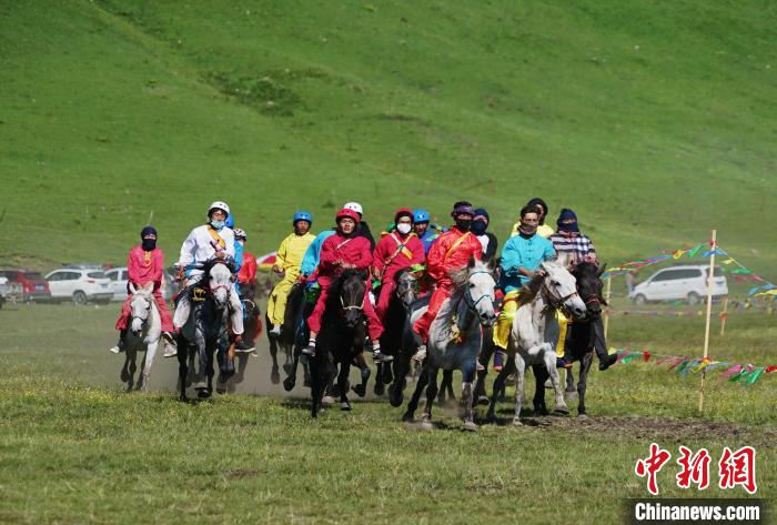 圖為選手進行3000米賽馬比賽?！●R銘言 攝