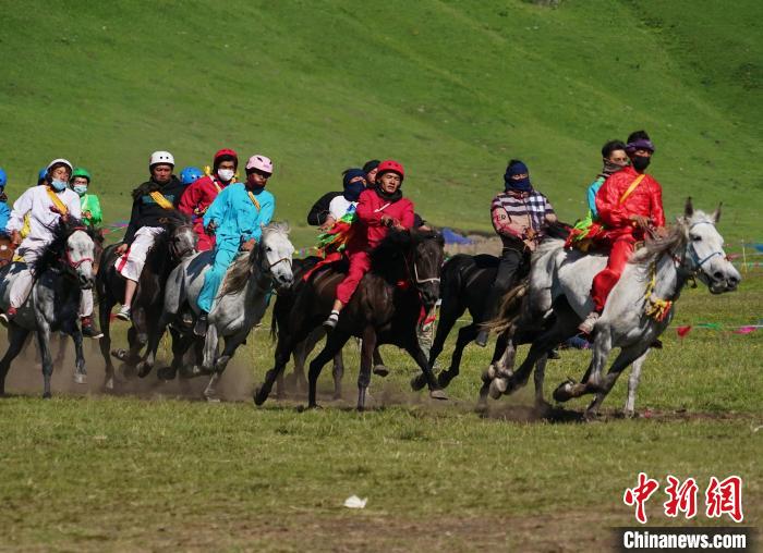 圖為選手進行3000米賽馬比賽?！●R銘言 攝