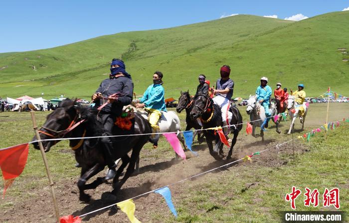 圖為選手進行3000米賽馬比賽?！●R銘言 攝