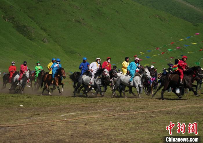 圖為選手進行3000米賽馬比賽?！●R銘言 攝