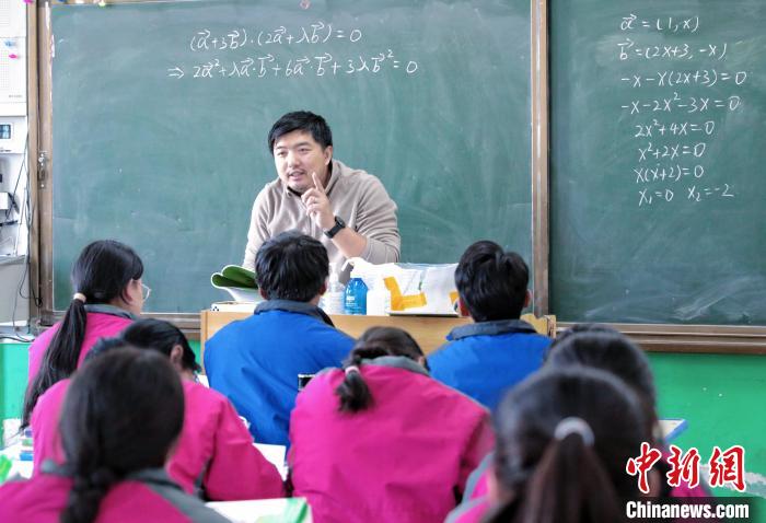 上海援青教師丁志偉:教書更要教“路”