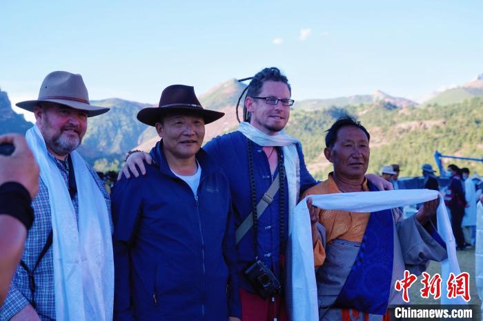 圖為當(dāng)?shù)孛癖娕c外籍?dāng)z影師合影留念?！●R銘言 攝