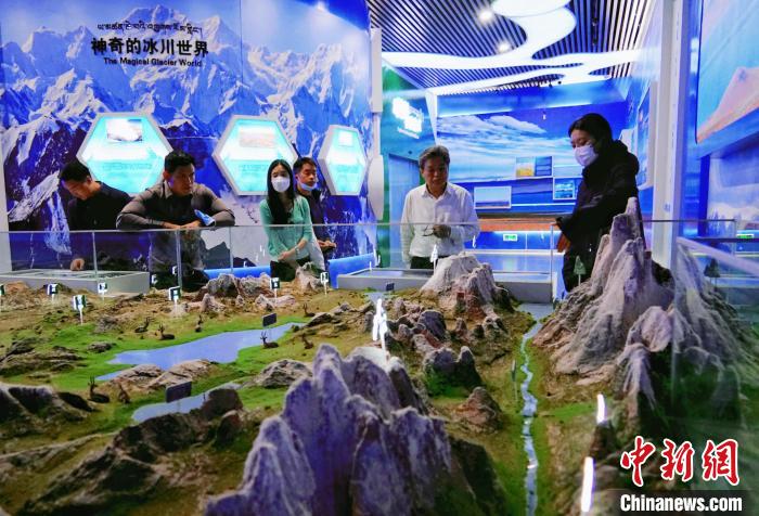 圖為中外嘉賓在玉樹州博物館內參觀?！●R銘言 攝