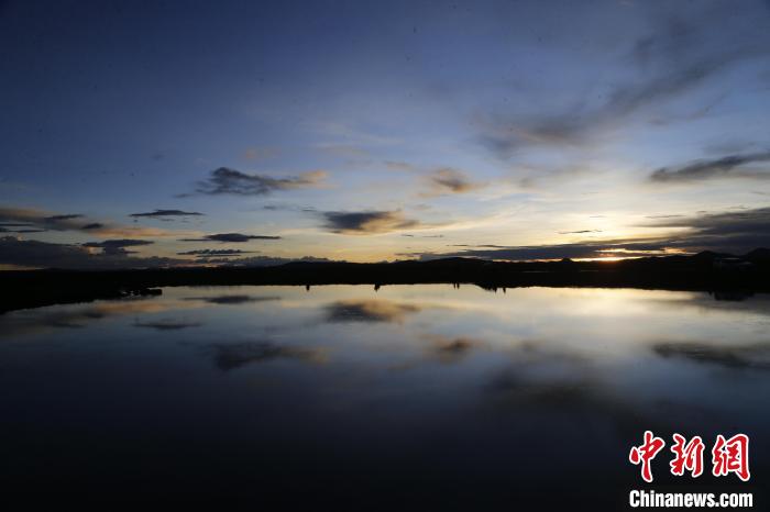 圖為夕陽(yáng)下的查旦濕地?！●R銘言 攝