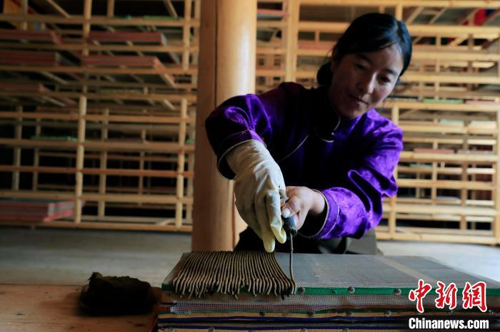 擠壓成香?！⊥趵?攝