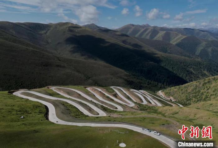 四川壤塘上藍(lán)天路：沿線居民致富的幸?！疤炻贰? oldsrc=