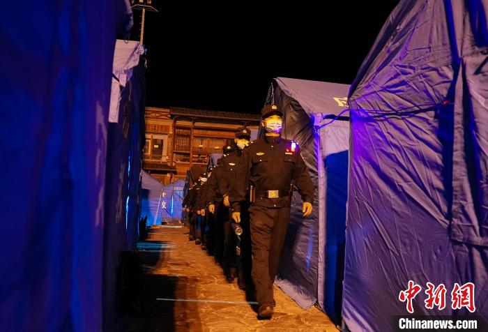 四川瀘定6.8級地震:震后第一夜民警徹夜守護受災群眾平安