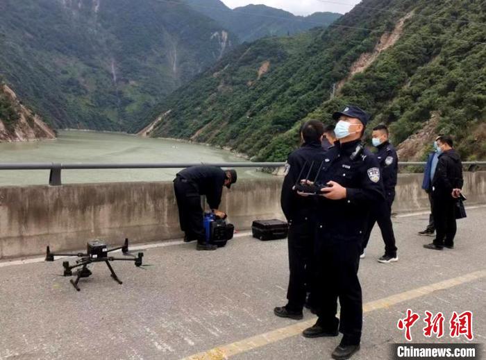 民警組成的搜尋隊(duì)利用無(wú)人機(jī)在震區(qū)開(kāi)展空中巡查?!「首沃莨簿止﹫D