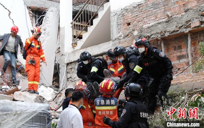 四川消防救援人員開展救援?！∷拇ㄏ?供圖