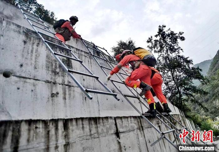 四川消防救援人員開展救援。　四川消防 供圖