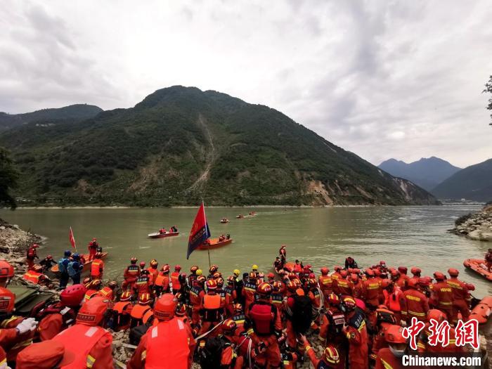 四川消防救援人員開展救援?！∷拇ㄏ?供圖