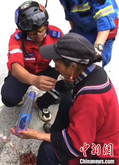 筠連筠愛青年應(yīng)急救援隊(duì)救援人員正在為傷員傷口清理?！∈茉L者供圖