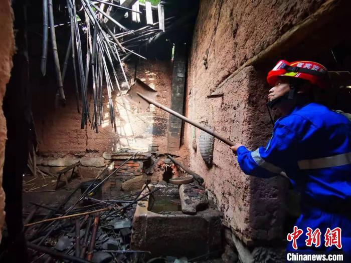 宜賓藍(lán)豹應(yīng)急救援隊(duì)搜救組成員劉方杰正在參與救援?！∈茉L者供圖