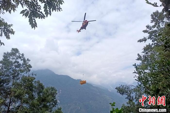 直升機起飛將搶修塔材運往海拔1950米的110千伏唐下線29號塔位。　徐慶明 攝