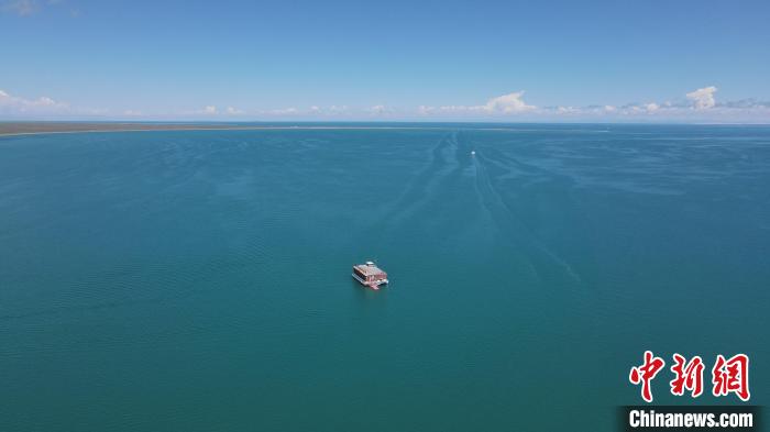 圖為航拍夏日青海湖?！±罱瓕?攝