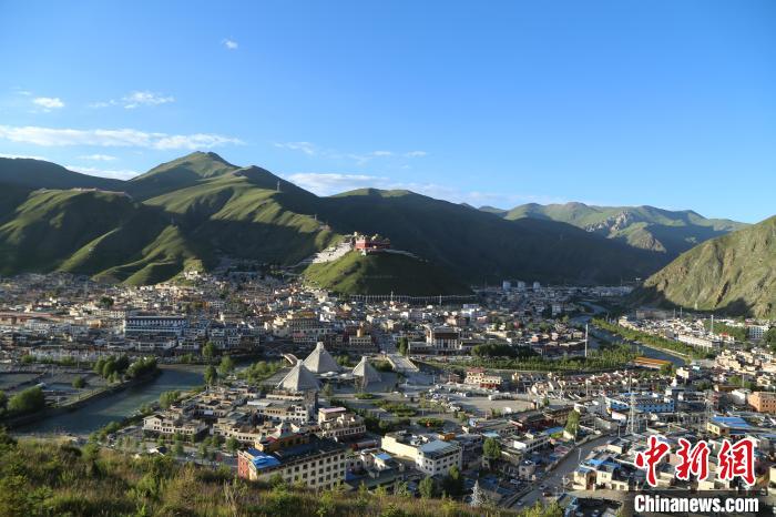 圖為航拍玉樹市?！∮駱涫形麄鞑抗﹫D