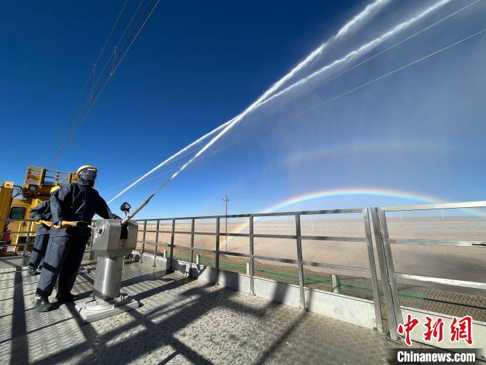 圖為水炮手在操作高壓水炮?！「邌⒑?攝