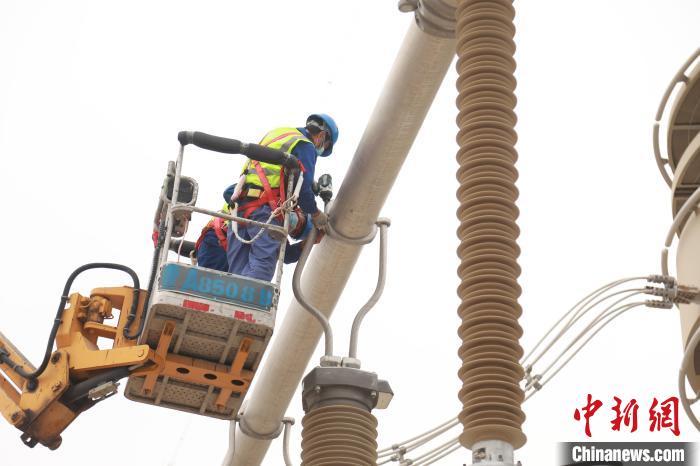 圖為國網青海超高壓公司變電檢修人員正在開展設備檢修工作?！≈煲闳?攝