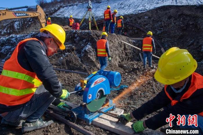 西成高鐵紅原2號隧道出口忙碌的工人師傅?！⒅铱?攝