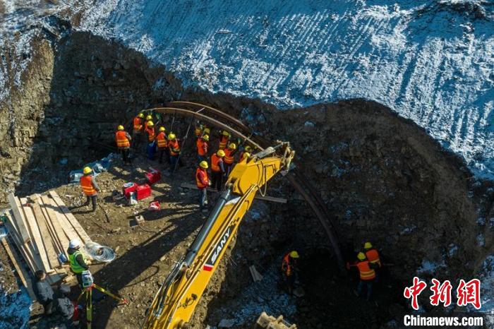 西成高鐵紅原2號隧道出口工人師傅正在進(jìn)行導(dǎo)向墻、管棚施工作業(yè)。　劉忠俊 攝