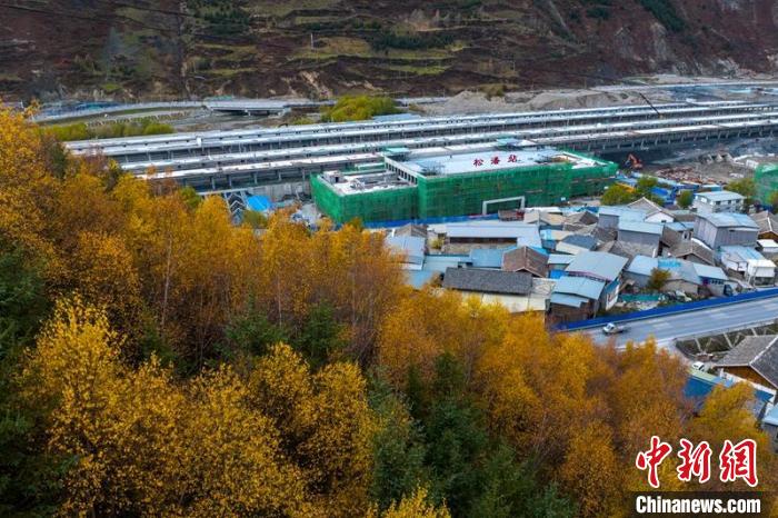 正在建設(shè)的成蘭鐵路松潘站?！⒅铱?攝