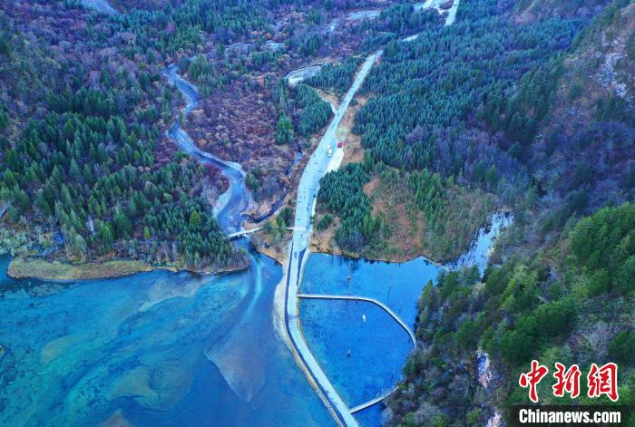 畢棚溝景區(qū)風光?！“苍?攝