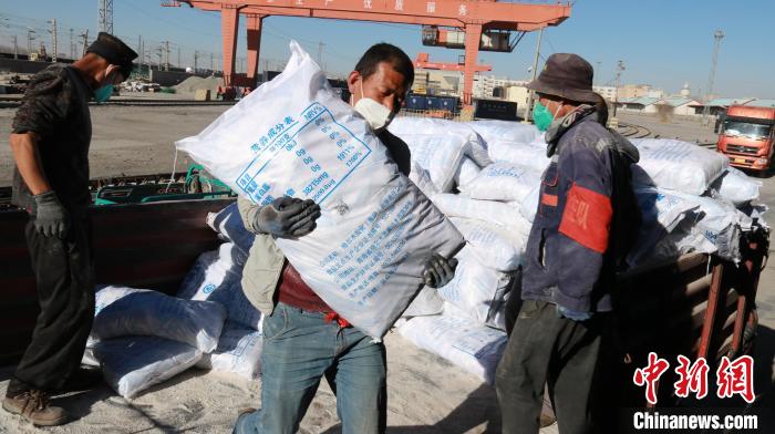 圖為裝卸人員將食鹽從汽車倒裝到火車上。　李生燕 攝