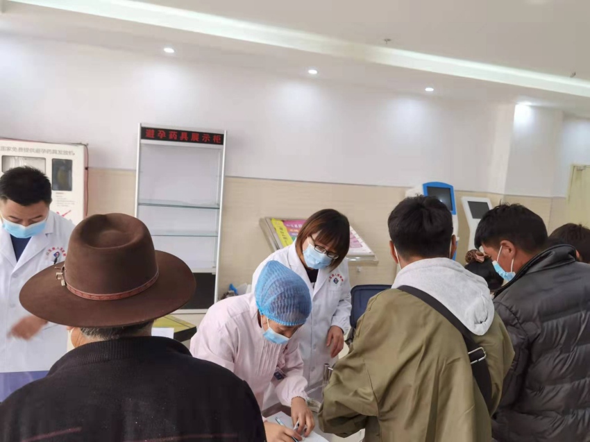 陳平和同事義醫(yī)現(xiàn)場。成都市武侯區(qū)委統(tǒng)戰(zhàn)部供圖