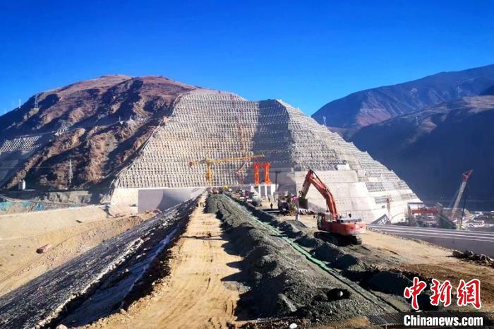 巴塘水電站大壩封頂現(xiàn)場。　中國安能第三工程局供圖