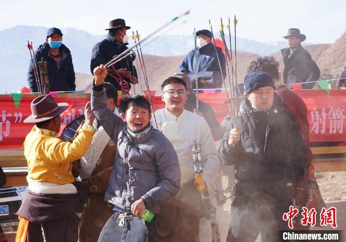 圖為藏族民眾跺腳歡呼慶祝弓箭手射中靶心?！●R銘言 攝
