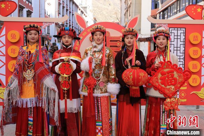 丹巴美女送祝福，迎新年?！±钣腊?攝