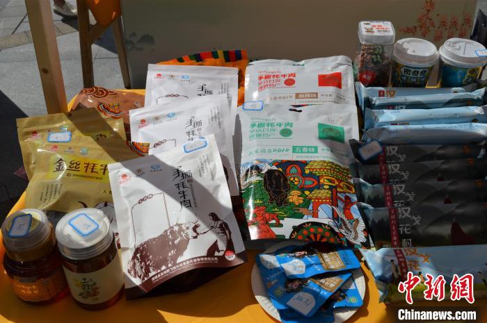 推介活動上的農(nóng)特產(chǎn)品展示?！≈炝杞?攝