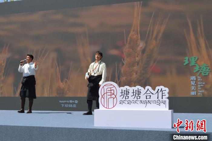 “康巴漢子”現(xiàn)場獻(xiàn)唱?！≈炝杞?攝