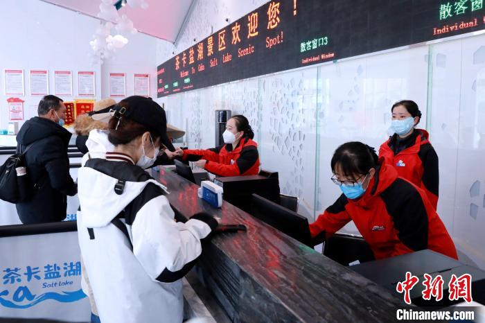 圖為茶卡鹽湖景區(qū)開(kāi)園迎客?！⊥跎鷺s 攝