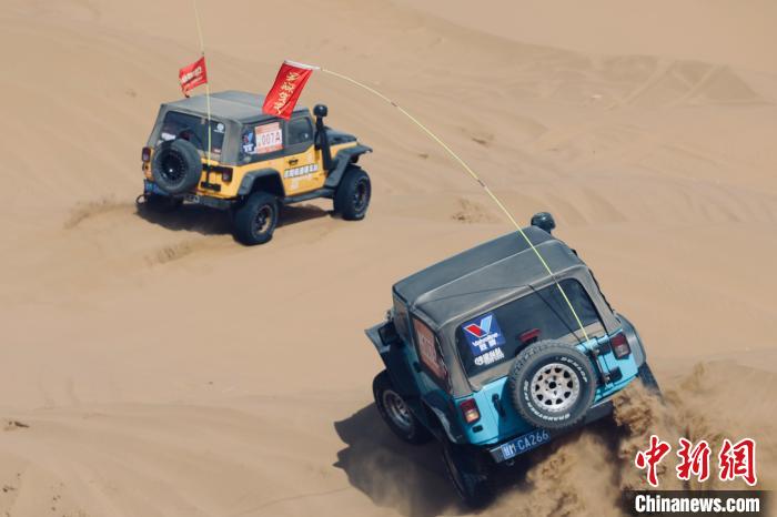 圖為高原沙漠機(jī)車越野挑戰(zhàn)賽現(xiàn)場(chǎng)?！≠F南縣委宣傳部供圖