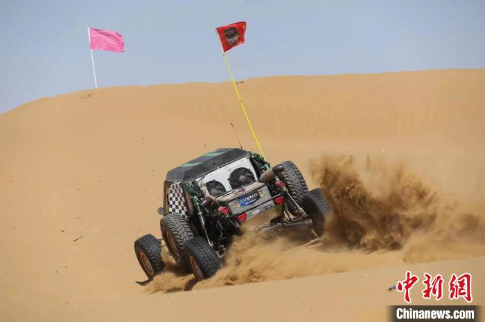 圖為高原沙漠機(jī)車越野挑戰(zhàn)賽現(xiàn)場(chǎng)。　貴南縣委宣傳部供圖