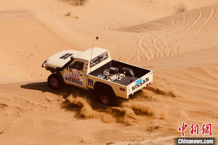 圖為高原沙漠機(jī)車越野挑戰(zhàn)賽現(xiàn)場(chǎng)?！≠F南縣委宣傳部供圖