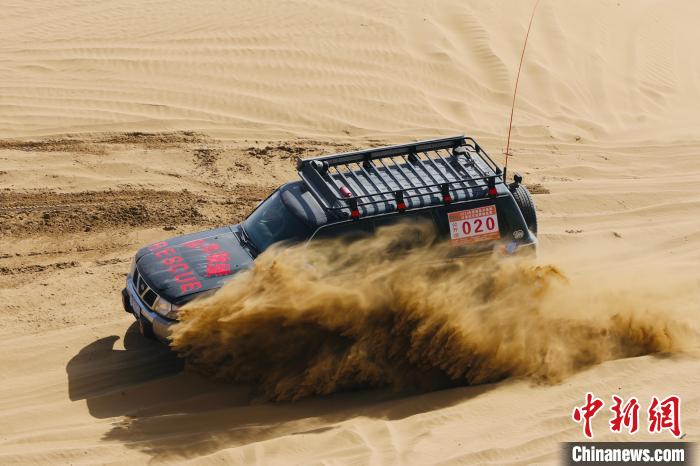 圖為高原沙漠機(jī)車越野挑戰(zhàn)賽現(xiàn)場(chǎng)。　貴南縣委宣傳部供圖